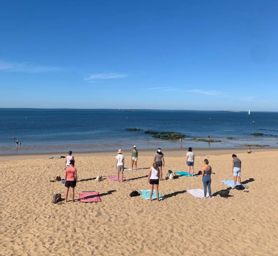Cours de yoga sur la plage