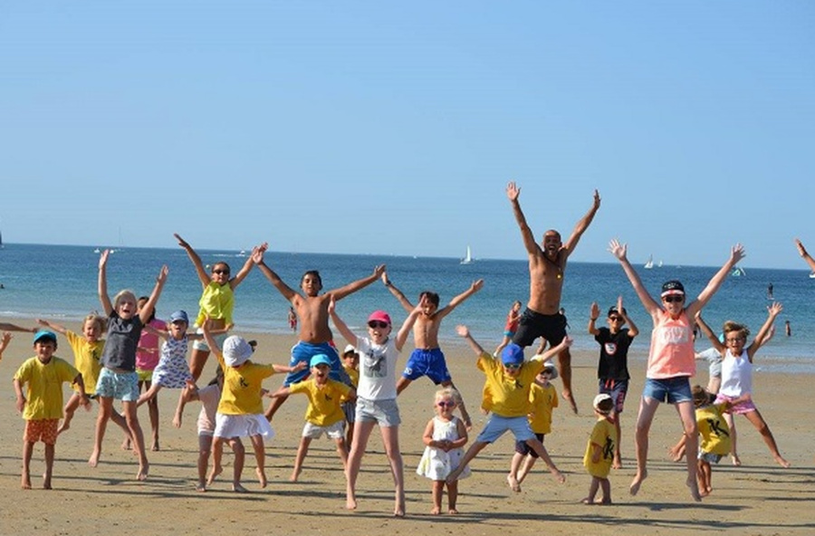 Enfants qui sautent sur la plage