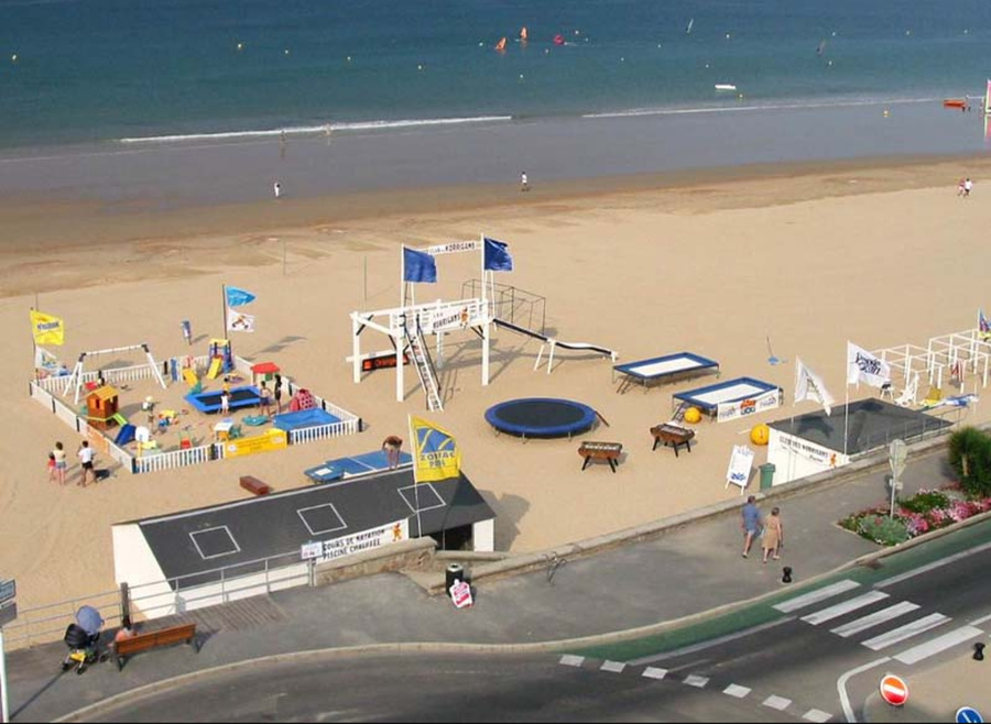 Vue aérienne du club de plage avec les aires de jeux
