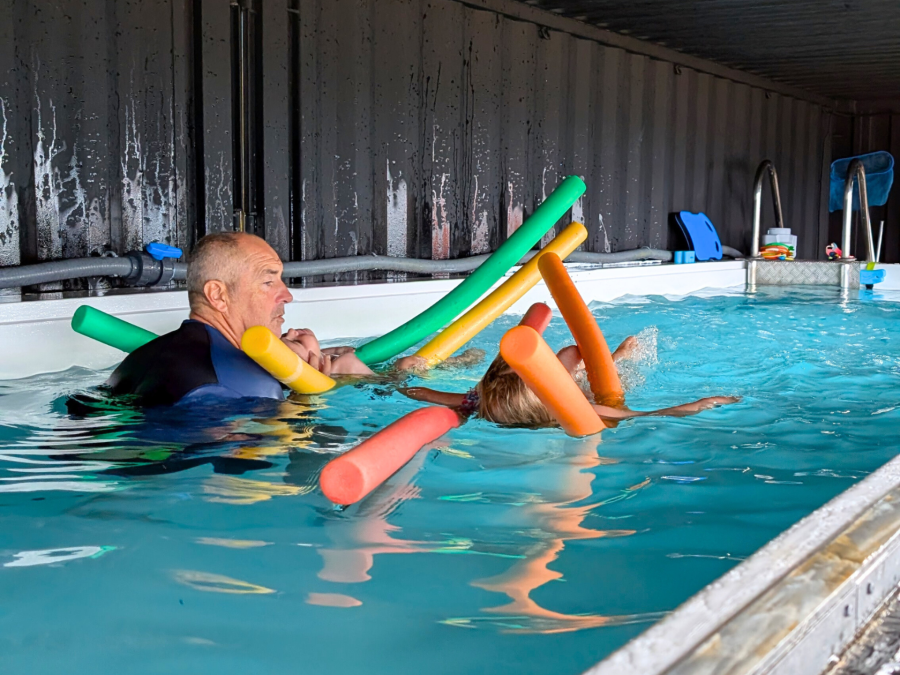 Cours de natation avec un moniteur