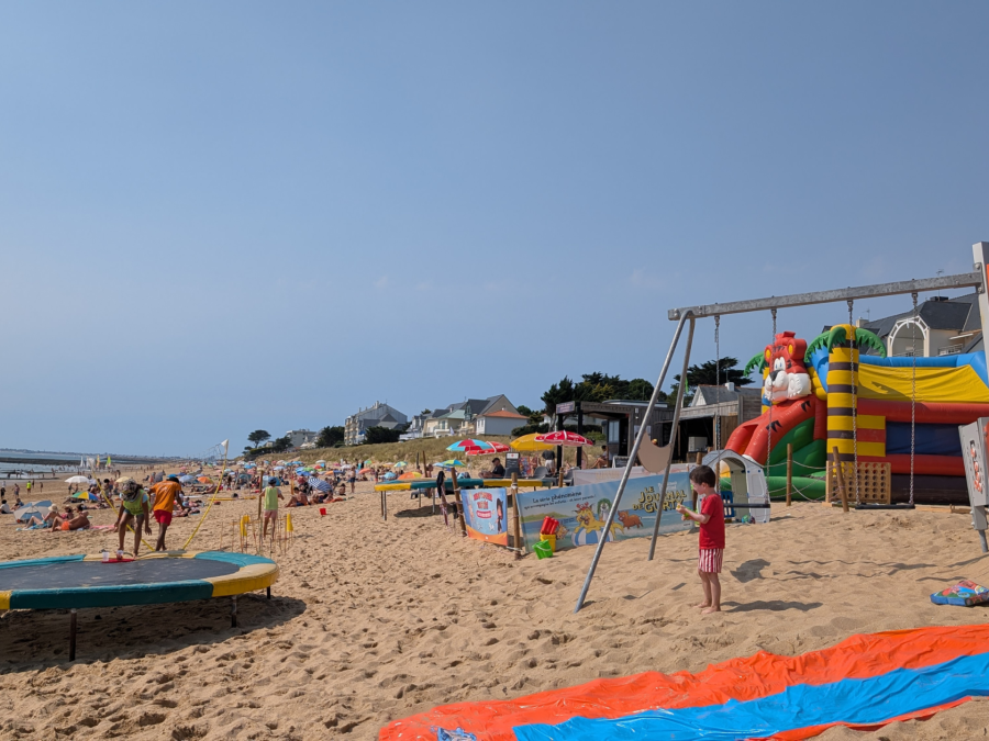 Photo du club avec structure gonflable, balançoires et trampolines.