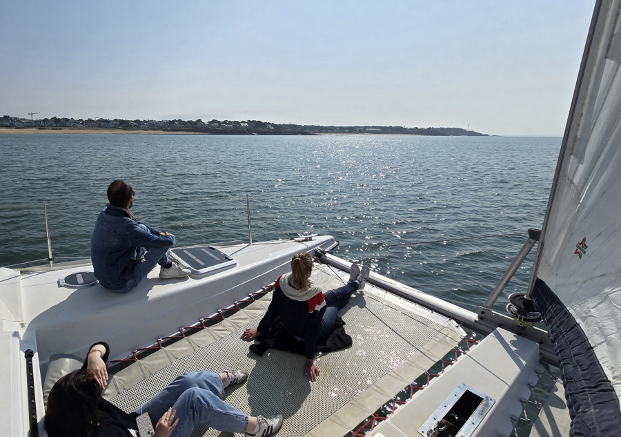 Personnes sur les filets du catamaran