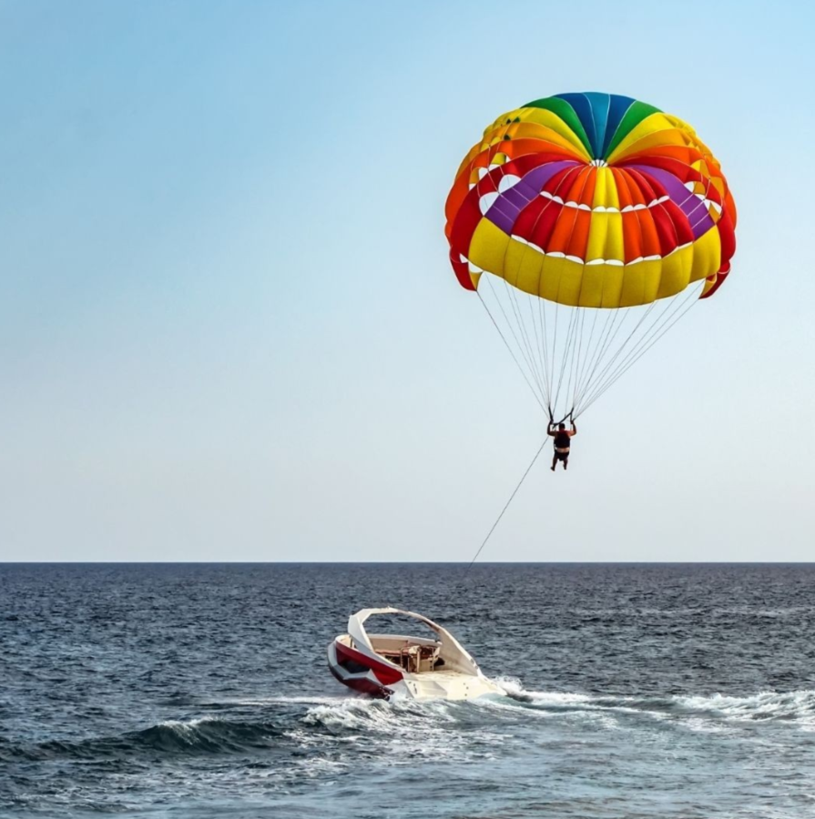 Parachute ascensionnel coloré dans la baie