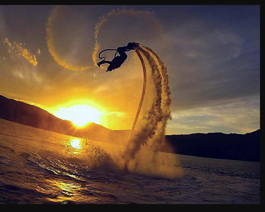 Personne en flyboard au coucher du soleil