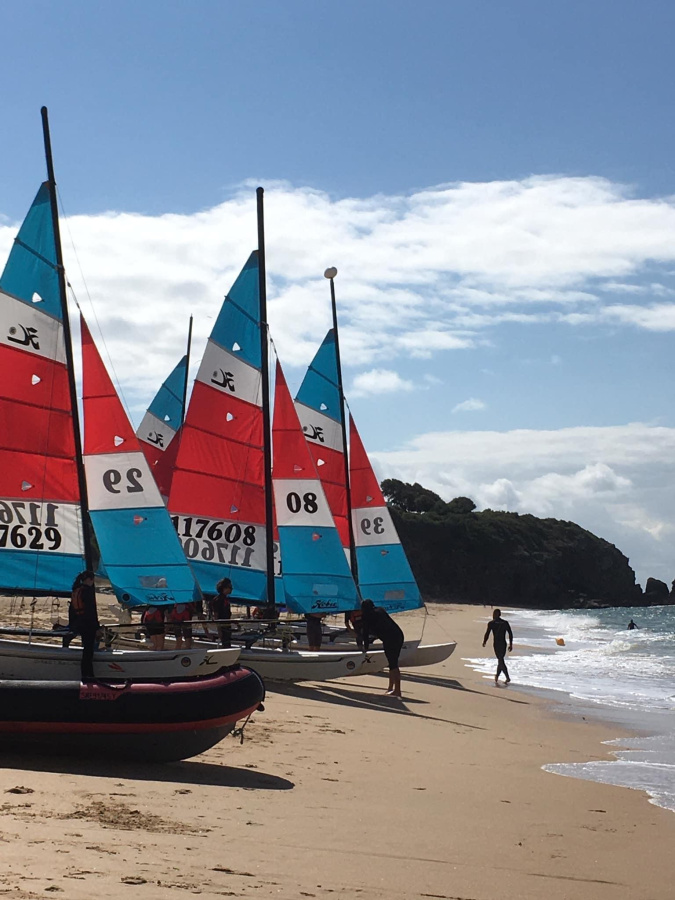 Bateaux sur la plage au bord de l'eau
