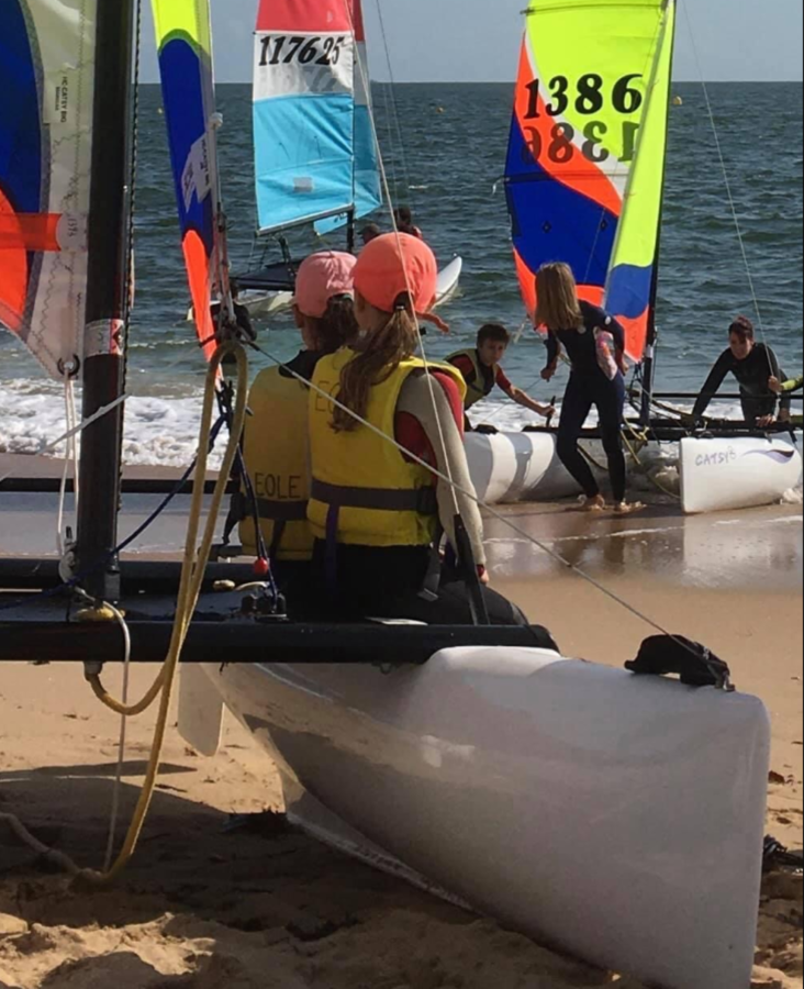 Enfants assis sur un catamaran