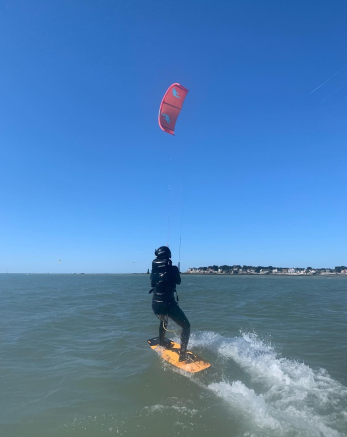 Personne en kite-surf