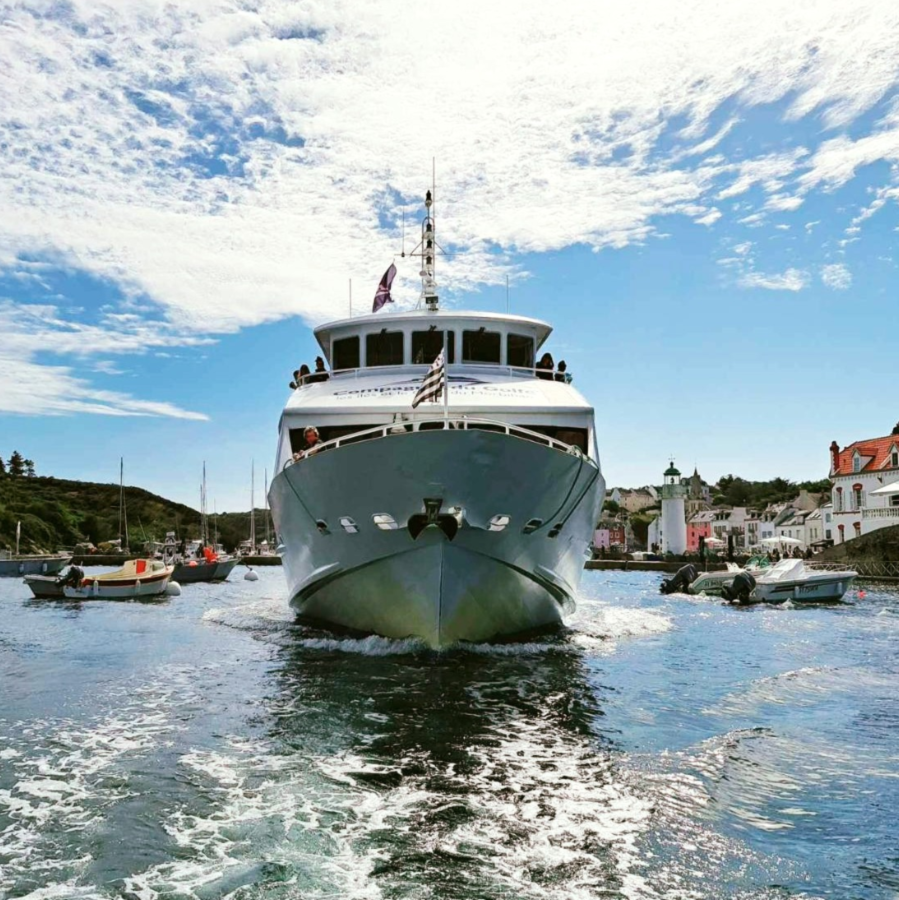 Bateau en mer vu de face
