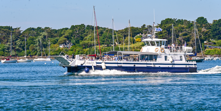 Bateau en mer avec vue sur la côte sauvage