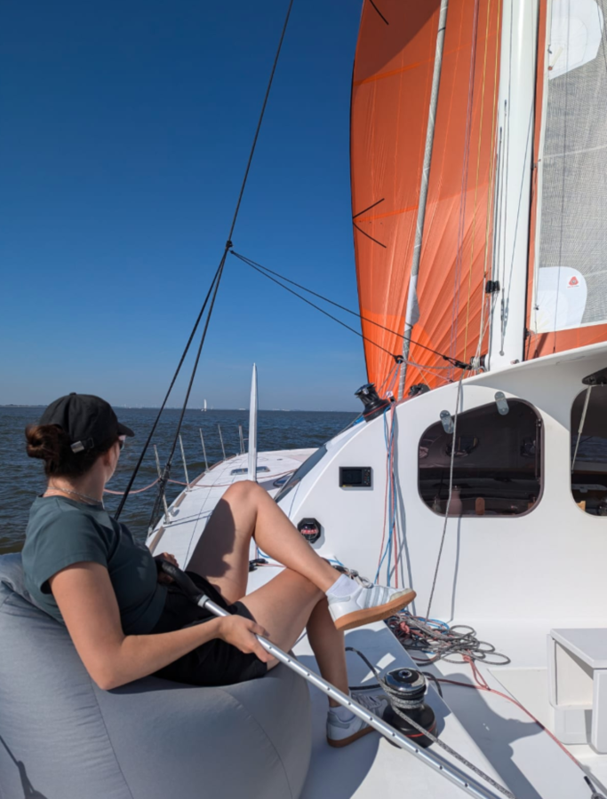 Personne assise dans un pouf sur l'avant du bateau regardant le large