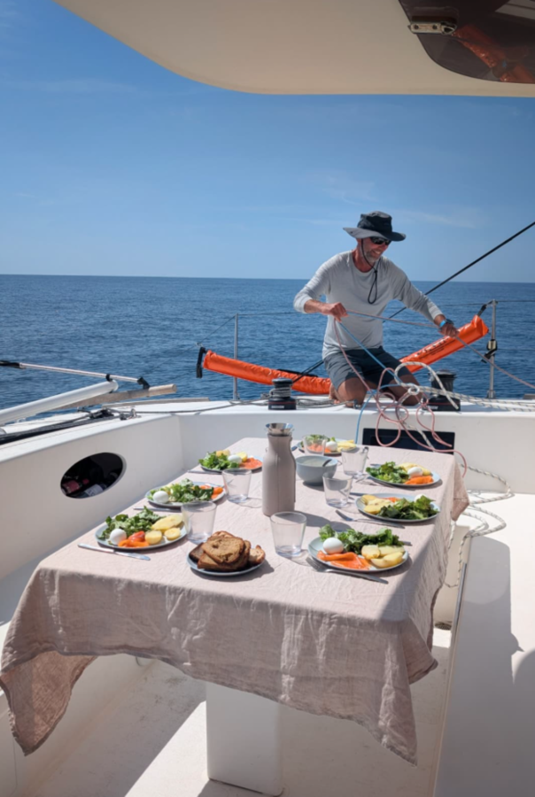 Déjeuner servit à bord du bateau sur une table à l'extérieur