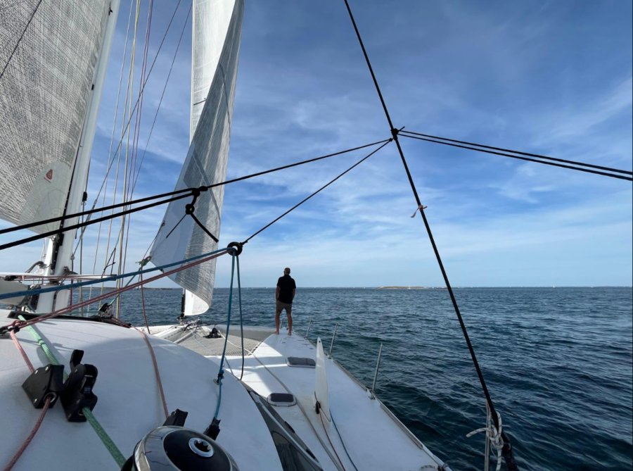 Avant du bateau avec voile et vue mer