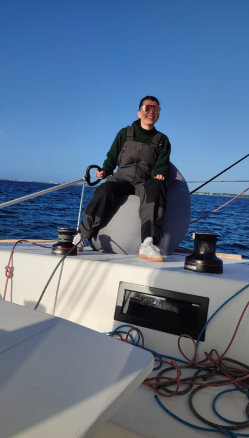 Personne assise qui manœuvre la voile