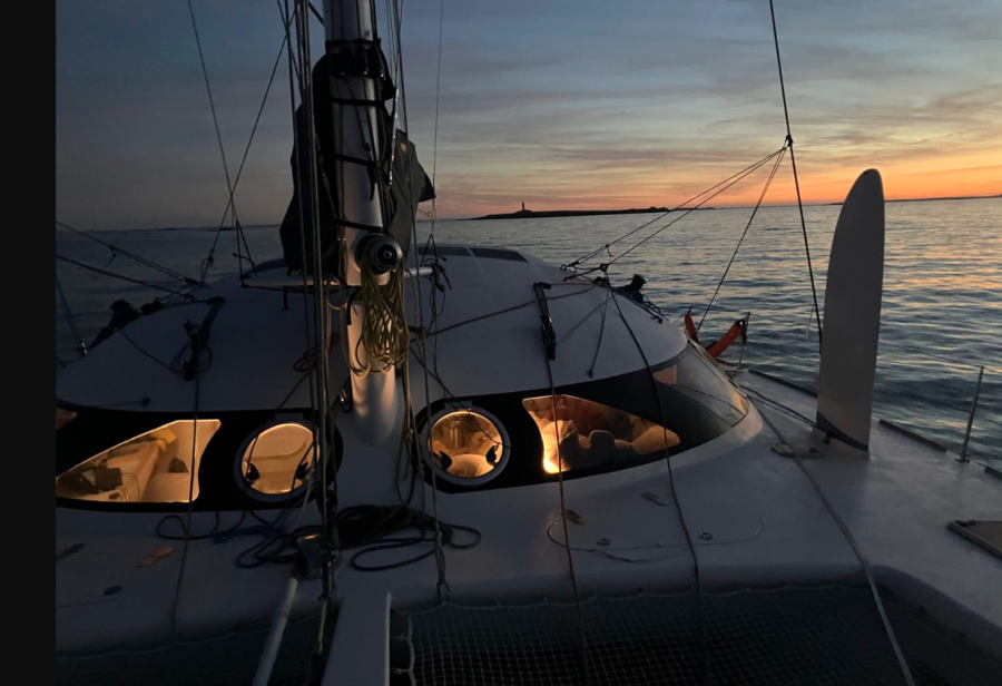 Bateau au coucher du soleil avec fenêtres du bateau éclairées