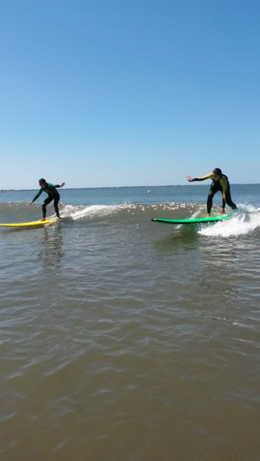 Deux personnes surfant une vague