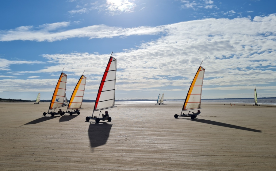 Chars à voile sur la plage du pointeau