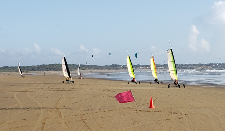 Vue sur la plage et les chars à voile