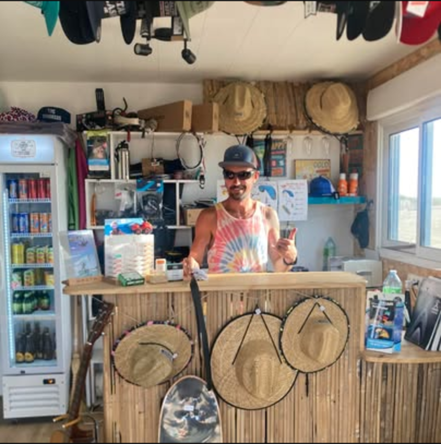 Intérieur de la boutique avec produits en présentation et vendeur à la caisse