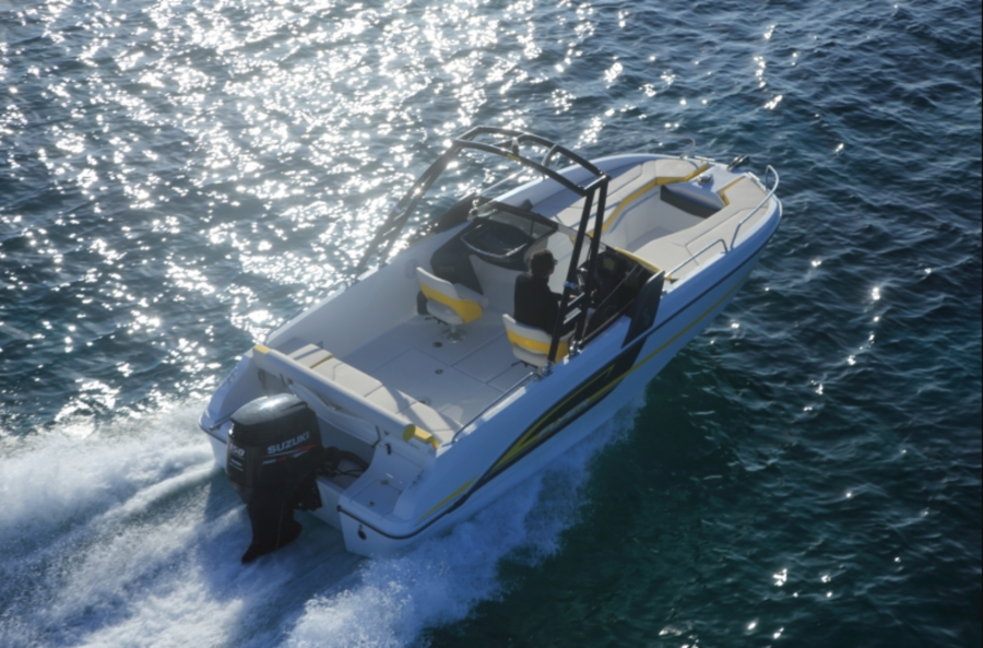 Vue aérienne d'un bateau à moteur en mer