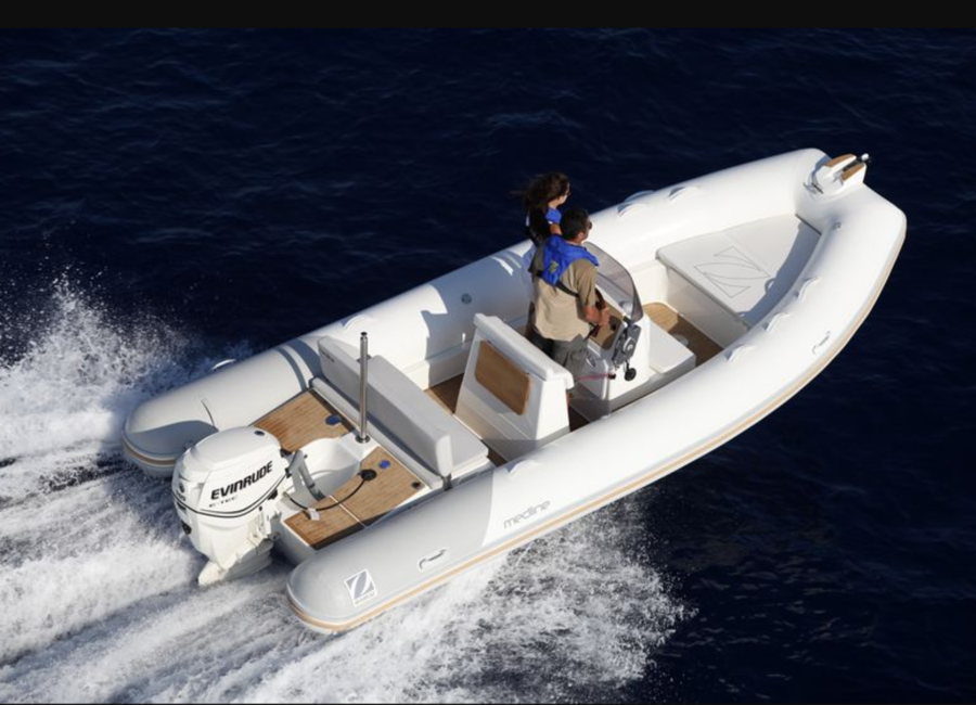 Vue aérienne d'un bateau à moteur en mer