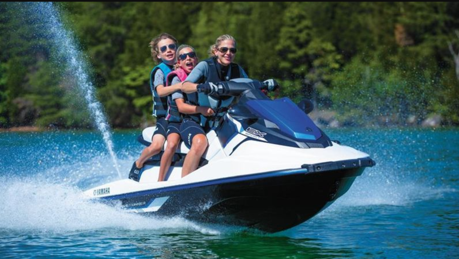 Jet-ski avec 3 passagers