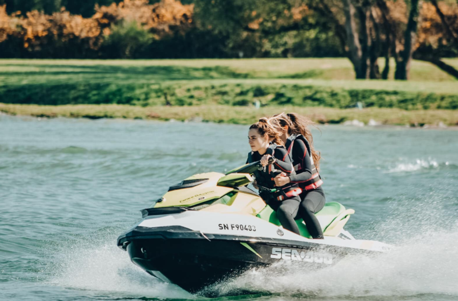 Jet-ski avec 2 passagers
