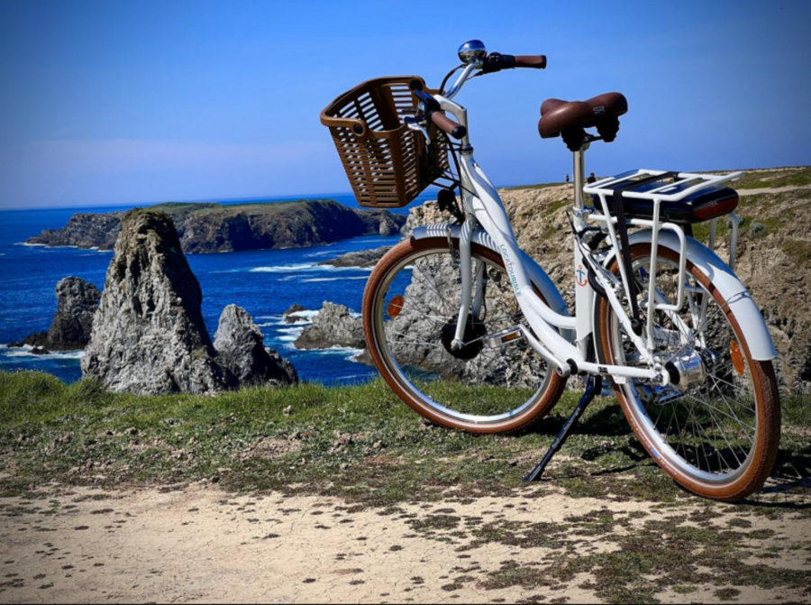 Vélo Locatourisle stationné en bord de côte, vue mer