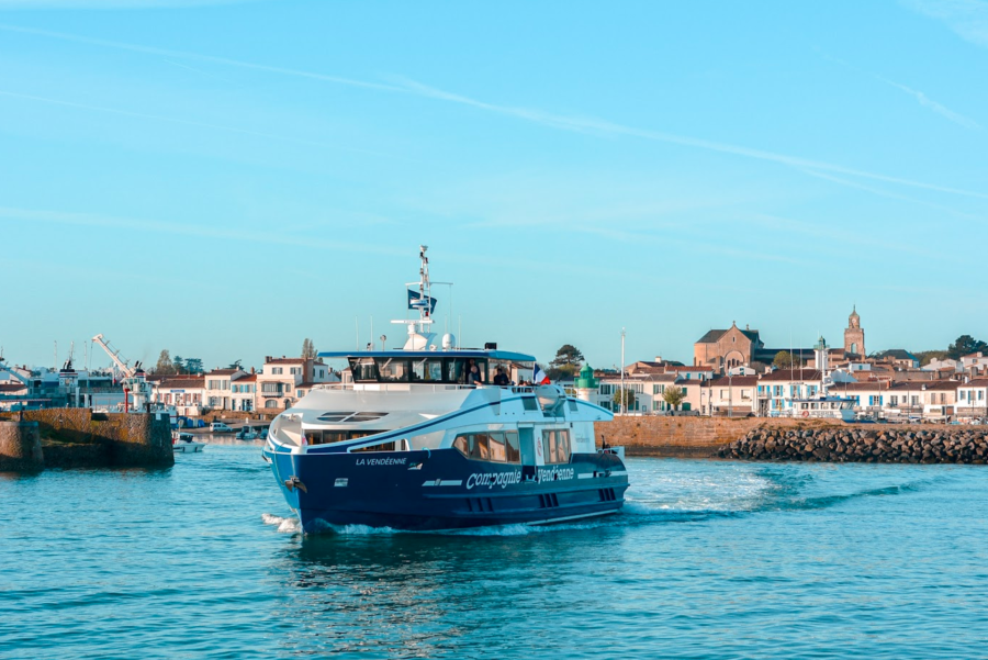 Bateau compagnie vendéenne quittant un port