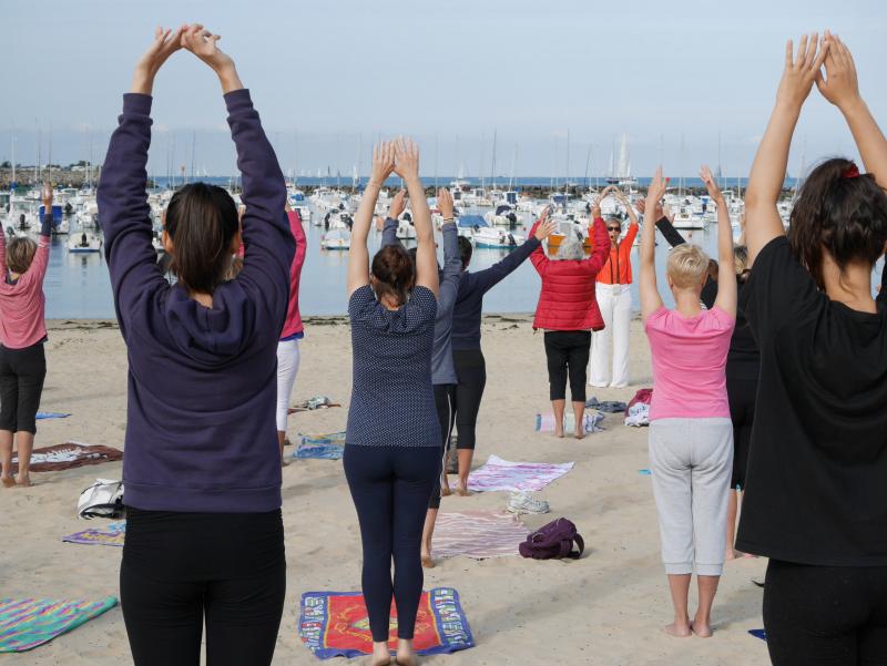 matin_tonik_pornichet_seance_bien_etre_plage_etirement_postural