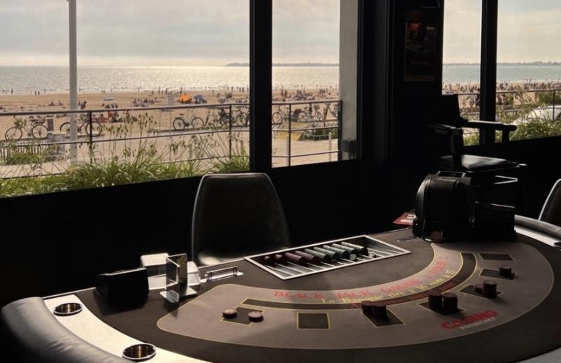 Tables de jeux face à l'océan au Casino
