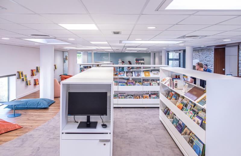 Espace lecture cozy à la médiathèque