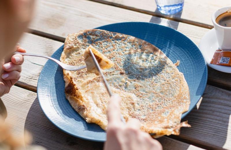 Dégustation de crêpe sur la plage