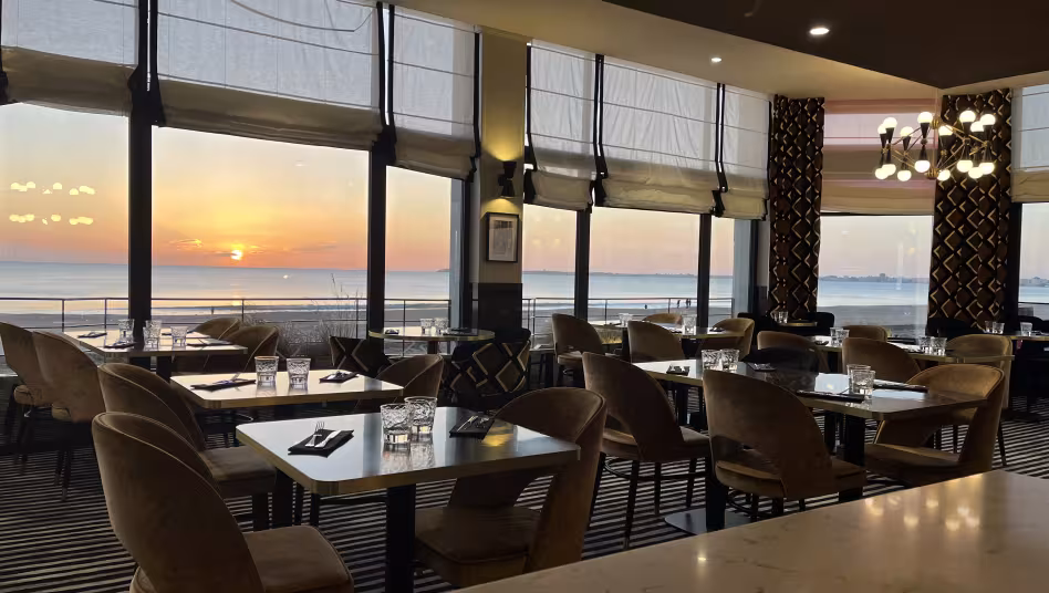 Restaurant du casino partouche de Pornichet vue sur le coucher de soleil sur la baie