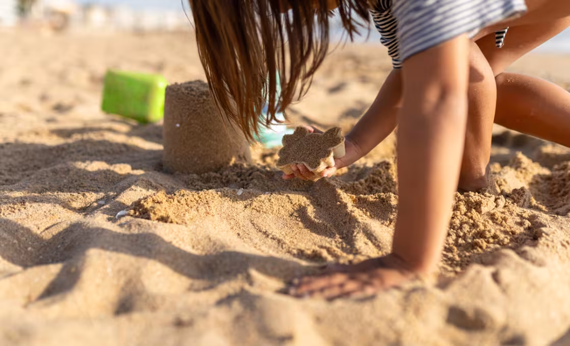 Petite fille qui s'amuse dans le sable plage des Libraires