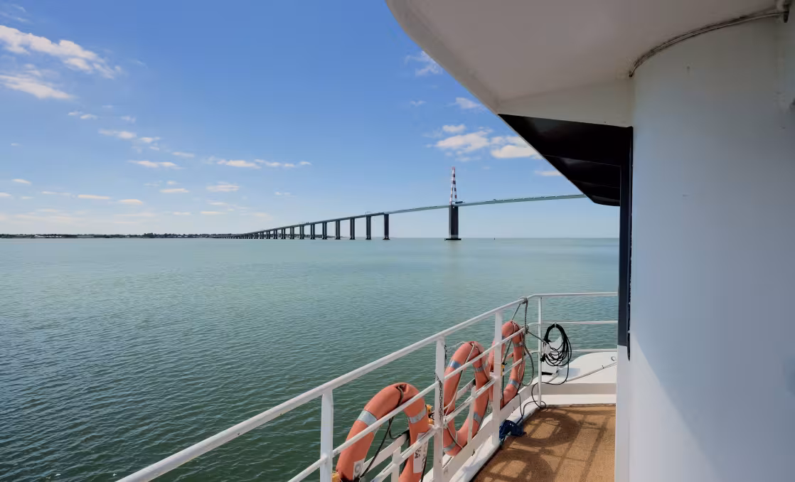 Photo prise sur la bateau avec vue sur le pont de Saint-Nazaire