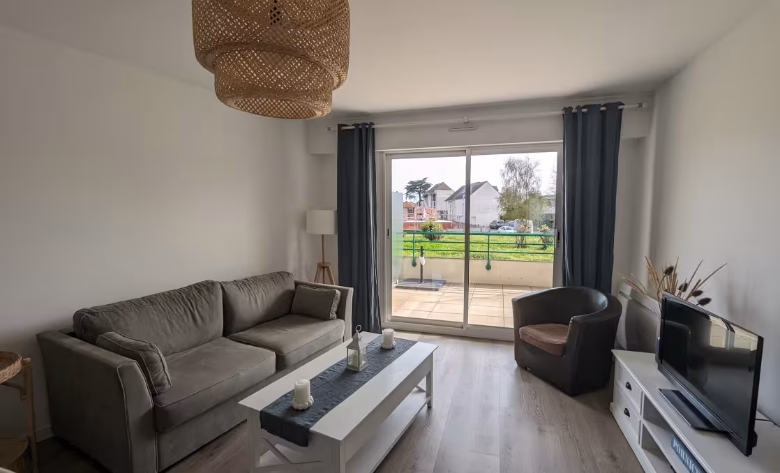 Salon avec vue sur l'extérieur