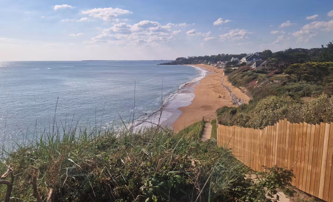 Vue de la plage depuis le sentier