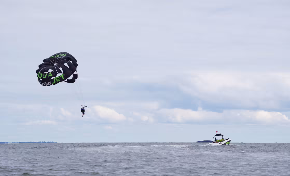 Parachute ascensionnel noir et vert dans la baie
