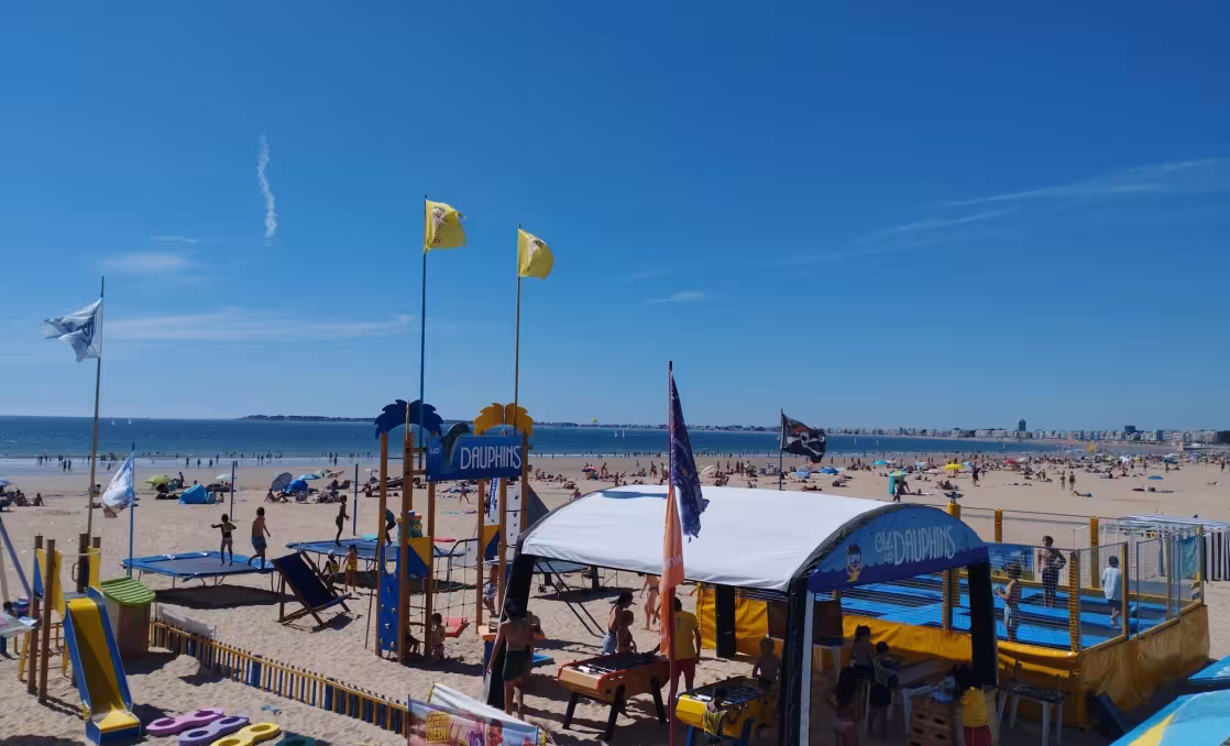 Photo du club avec jeux et trampolines - la mer en arrière plan