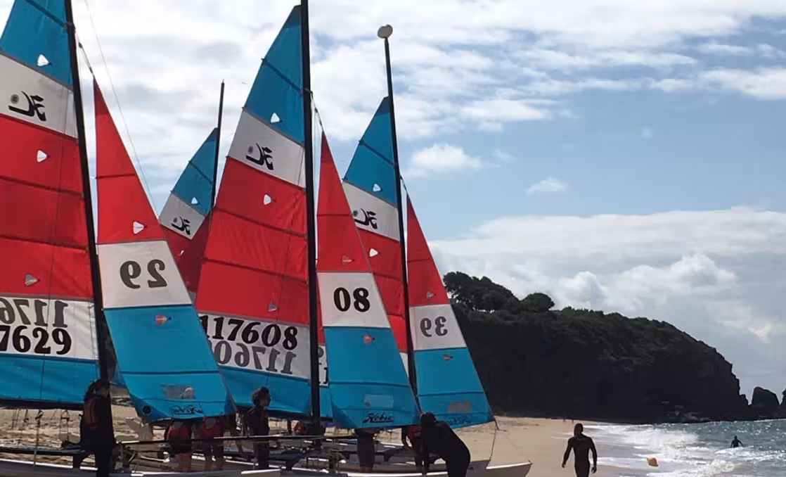 Bateaux sur la plage au bord de l'eau