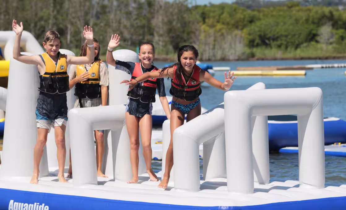 Enfants qui jouent dans l'aquapark