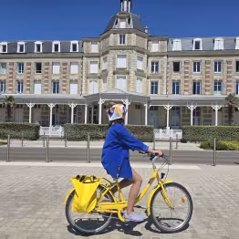 Promenade à vélo sur la piste cyclable du front de mer de Pornichet