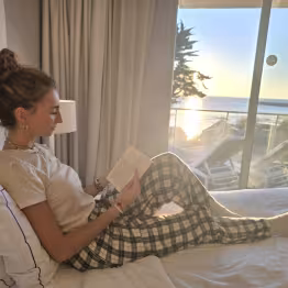 Lecture dans un hôtel cosy