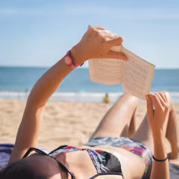 Lecture sur la plage des libraires