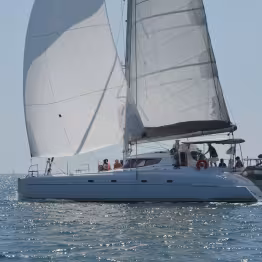 Catamaran en mer