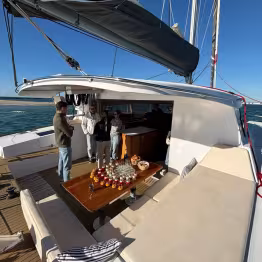 Pont arrière du catamaran avec collation