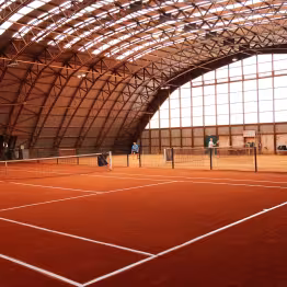 Terrain de tennis couvert