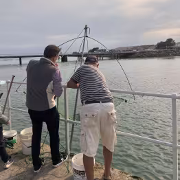 Pêche au carrelet sur la jetée de Pornichet