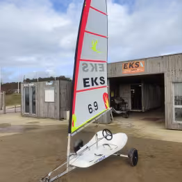 Char à voile stationné devant l'école