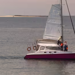 Hissage de la voile - photo du bateau au large
